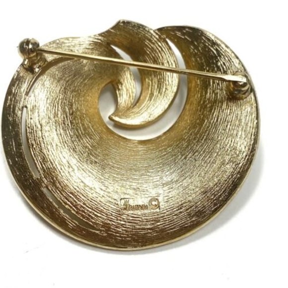 Vintage Crown Trifari Brooch And Earrings Gold Brushed Swirls  Matching Set - Picture 7 of 8